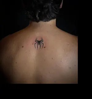Aranha a preto cheio, na nuca