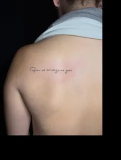 Frase manuscrita fina ao longo das costas